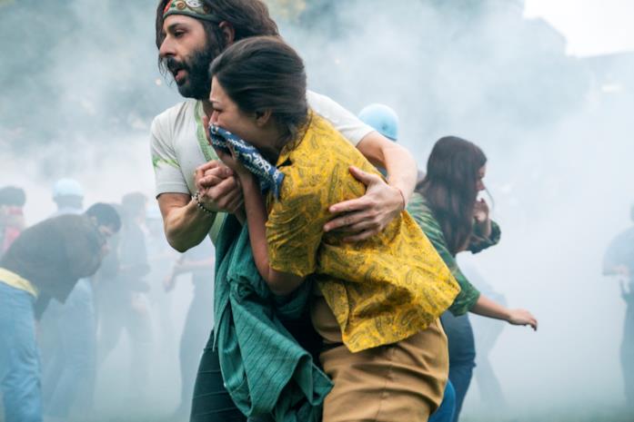 Il processo ai Chicago 7 - una scena di violenza Rubin salva una manifestante