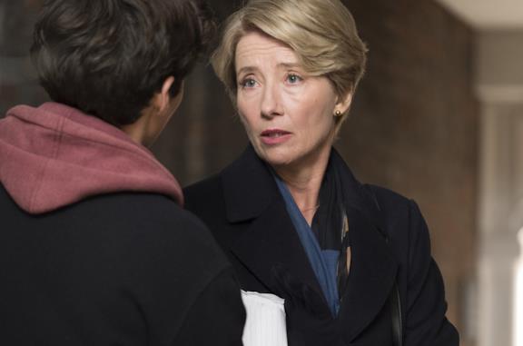 Emma Thompson in una scena del film Il verdetto