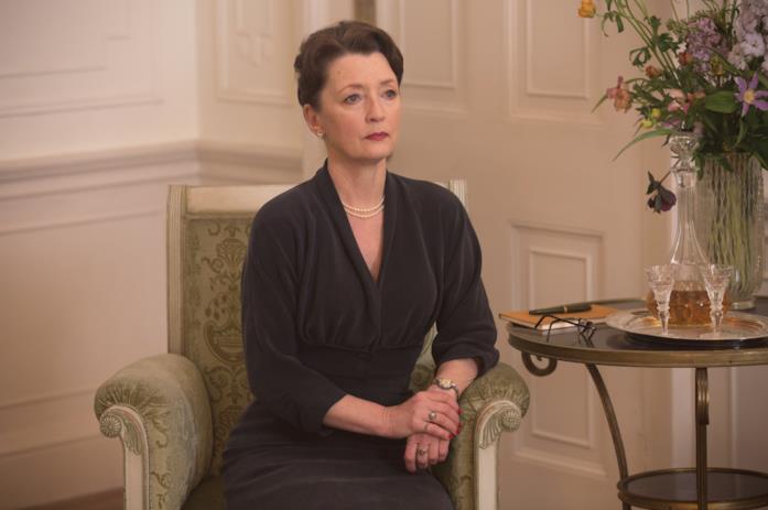 Lesley Manville Lesley Manville nei panni di Cyril Woodcock