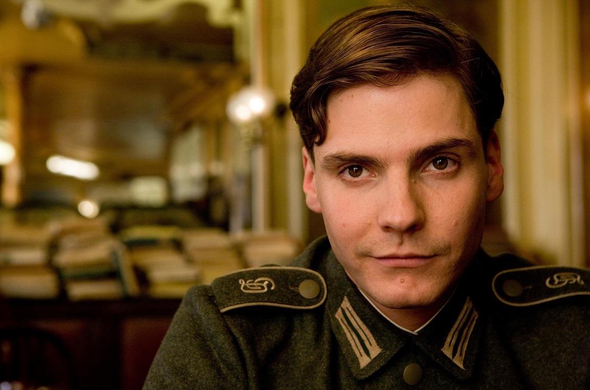 Daniel Brühl in una scena del film Bastardi senza gloria