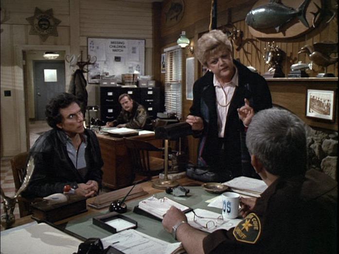 La signora in giallo è nata grazie a Miss Marple Un'immagine che ritrae Jessica Fletcher mentre discute con il sergente Amos in merito ad un omicidio