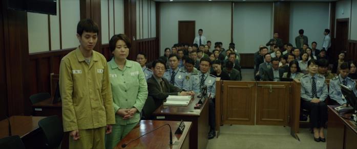 Ki-woo e la madre a processo Ki-woo e la madre a processo nella scena finale di Parasite