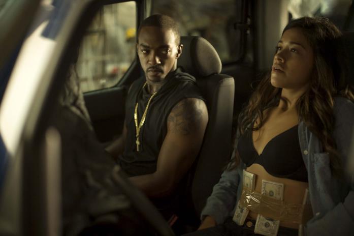 Anthony Mackie e Gina Rodriguez in una scena del film Miss Bala