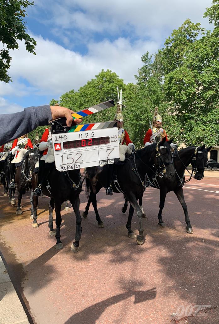 Bond 25, le foto del film dal set Daniel Craig con le guardie del Household Cavalry