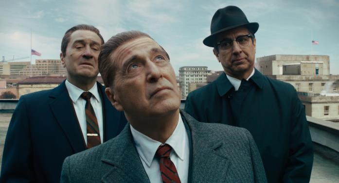 Una scena tratta da The Irishman, un film Netflix Tre uomini si trovano su un tetto: uno di loro guarda il cielo