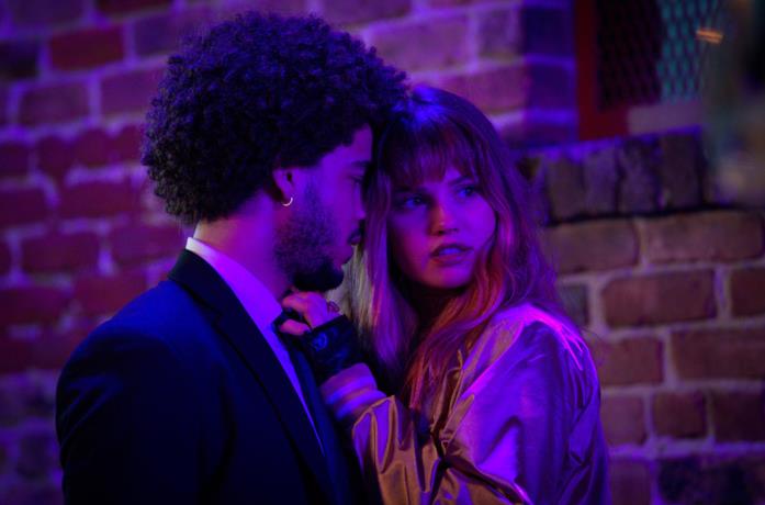 Jorge Lendeborg Jr. e Debby Ryan in una scena del film Night Teeth