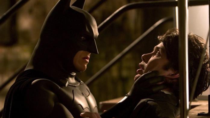 Christian Bale nei panni di Batman in una scena di Batman Begins