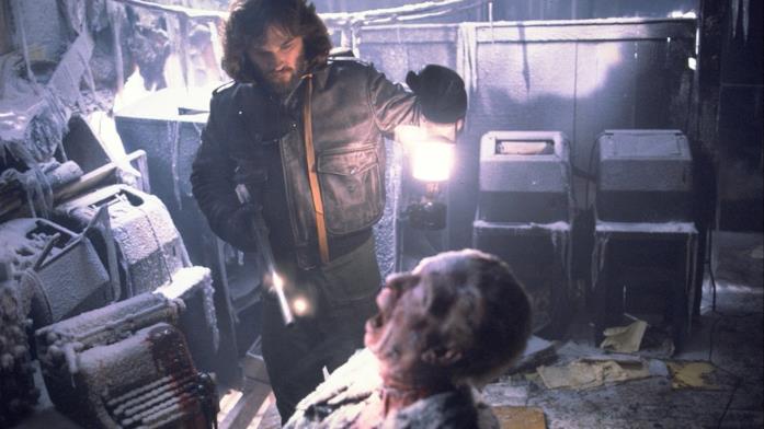 La cosa, di John Carpenter (1982) Kurt Russell in esplorazione in una stazione in Antartide in La cosa, di John Carpenter (1982)