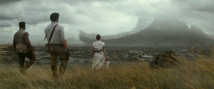 Rey, Poe e Finn Rey, Poe e Finn guardano i resti della Morte Nera