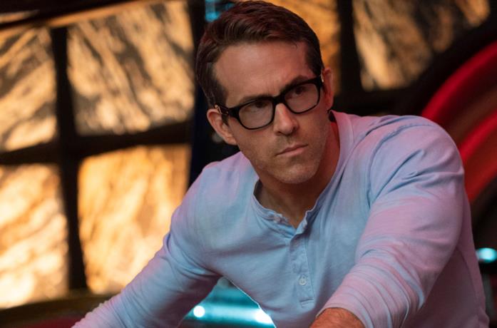 Reynolds con gli occhiali da sole in Free Guy