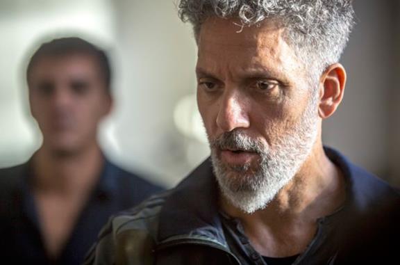 Beppe Fiorello in Gli orologi del diavolo