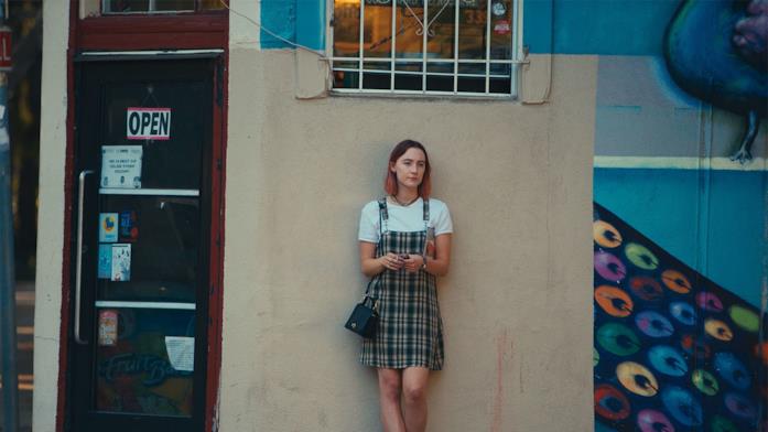 Immagine ufficiale di Lady Bird Lady Bird sola appoggiata al muro di un negozio