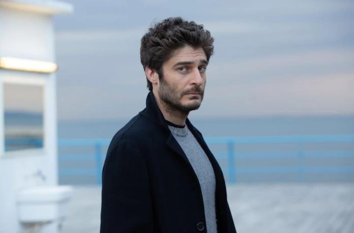 Lino Guanciale in una scena della serie La porta rossa
