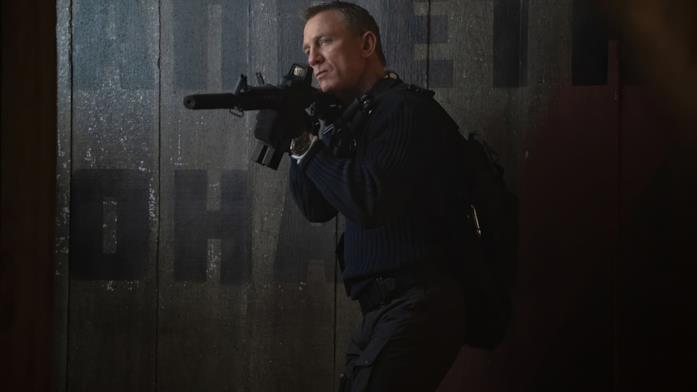 Daniel Craig, No Time to Die è il suo ultimo film nei panni di James Bond Daniel Craig armato in No Time to Die