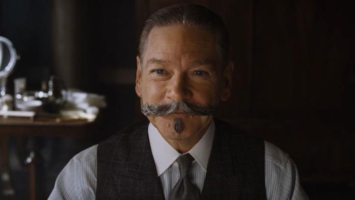Un sorridente Kenneth Branagh nei panni di Hercule Poirot