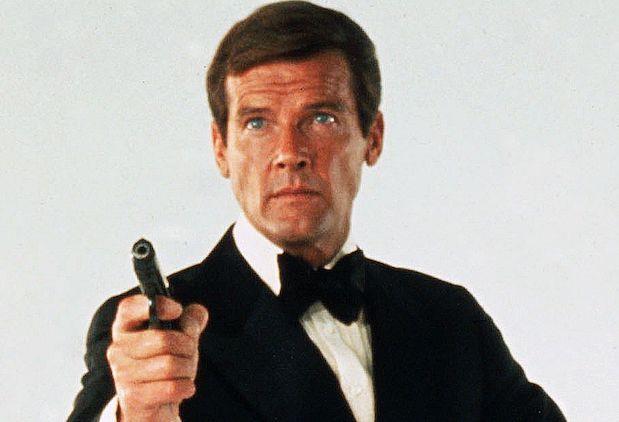 Roger Moore James Bond punta la pista