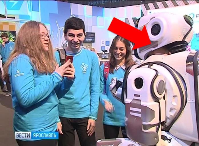 Il finto robot Boris osservato da alcuni studenti incuriositi