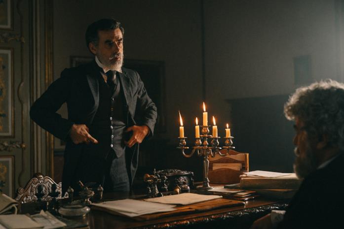 La concessione del telefono, tutto quello che c'è da sapere sul TV movie dal romanzo di Camilleri Thomas Trabacchi in una scena del TV movie La concessione del telefono