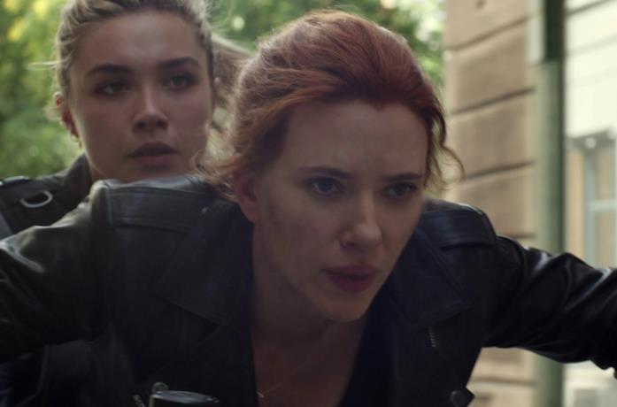 Scarlett Johansson sarà ancora Vedova Nera dopo Black Widow? Scarlett Johansson e Florence Pugh in moto