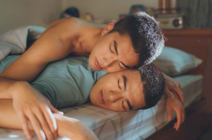 un abbraccio tra i protagonisti di Your Name Engraved Herein