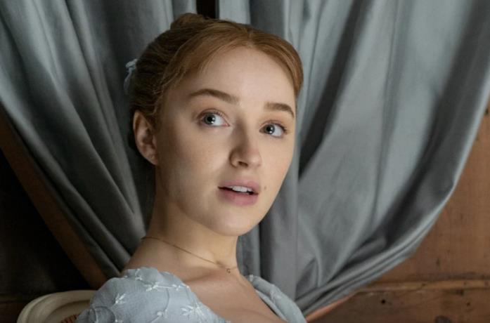 Un primo piano di Phoebe Dynevor in Bridgerton
