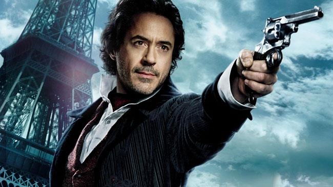 Robert Downey Jr. e il futuro di Sherlock Holmes Sherlock Holmes di Robert Downey Jr. con una pistola in mano