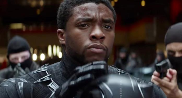 Chadwick Boseman in una scena del film Black Panther