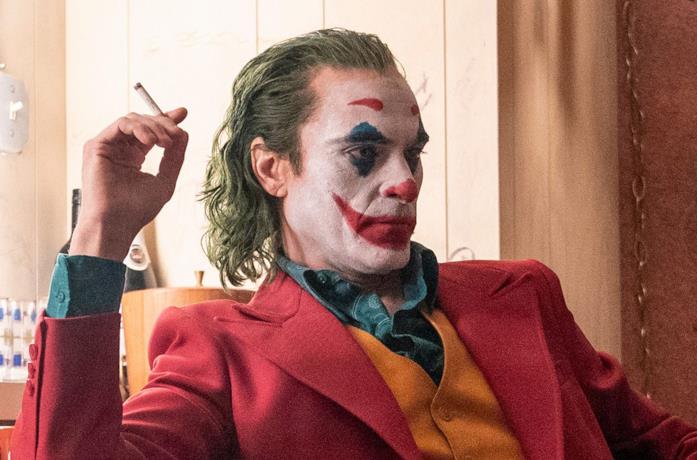 Joker fuma una sigaretta in una scena del film
