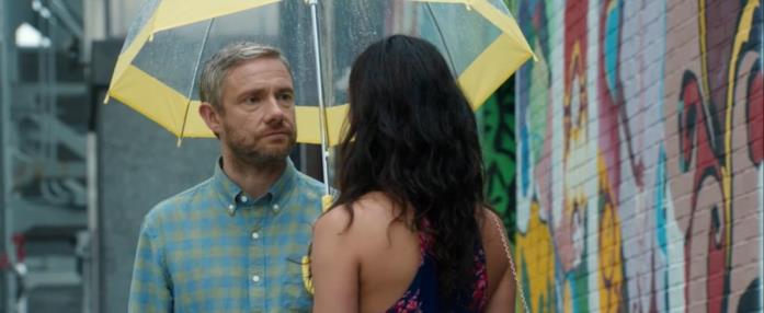 Ode to Joy di Jason Winer Martin Freeman riparato sotto l'ombrello con Morena Baccarin in una scena del film