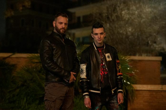 Alessandro Borghi (Aureliano) e Giacomo Ferrara (Spadino) nella serie TV Suburra Aureliano e Spadino girano per la città di Roma in piena notte