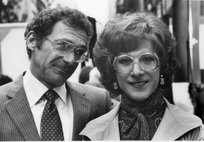 Tootsie, Dustin Hoffman nella celebre commedia anni '80 Dustin Hoffman è l'attempata Dorothy in Tootsie