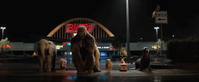 Una scena tratta dal film L'unico e insuperabile Ivan Gli animali rinchiusi nel centro commerciale, tra cui Ivan, fuggono e cercano di far cambiare la delicata situazione