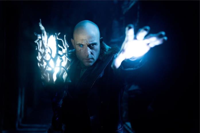 Mark Strong incarnerà il male assoluto nella sua interpretazione del Dr. Sivana Mezzobusto di Mark Strong, nei panni del Dr. Sivana, con una strana energia che gli esce dalle mani