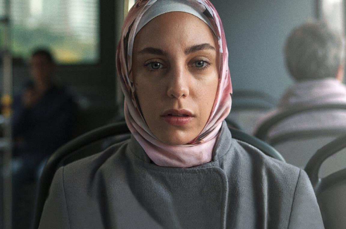 Un primo piano di Öykü Karayel in una scena della serie TV Ethos