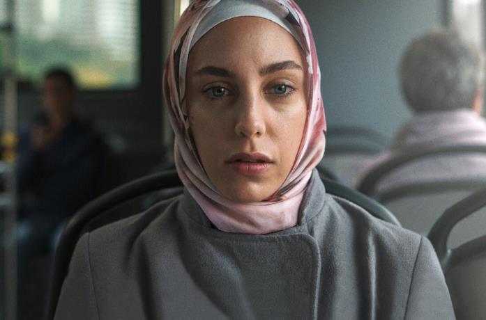 Un primo piano di Öykü Karayel in una scena della serie TV Ethos