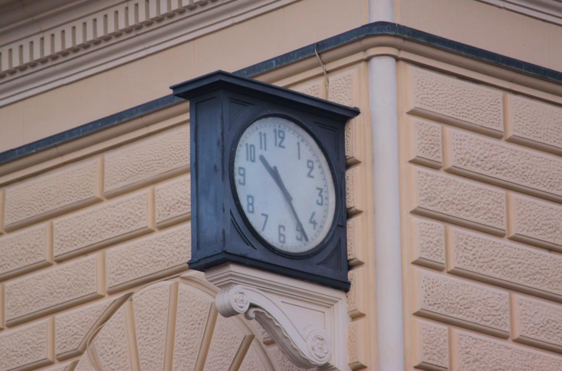 L'orologio della stazione, fermo perennemente alle ore 10:25 in memoria del momento della strage