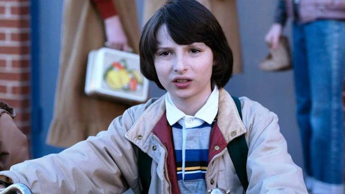 Il piccolo Mike Wheeler oggi è un attore affermato Finn Wolfhard in primo pinao con giacca girgia e polo colorata