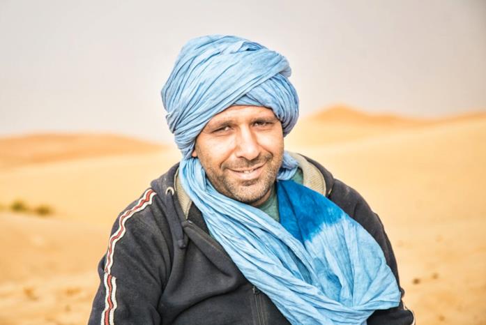 Checco Zalone in una scena nel deserto dal film Tolo Tolo