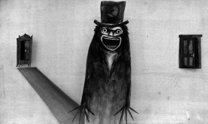 Mr. Babadook Una pagina del libro "Mr. Babadook" che raffigura il mostro, un'entità scura con un cilindro