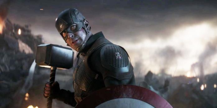 Captain America si dimostra degno di impugnare il martello Captain America solleva il martello in Avengers: Endgame