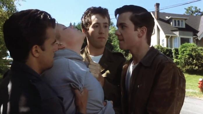 Henry Bowers e i suo scagnozzi minacciano Ben Hanscom Brandon Crane e Jarred Blancard interpretano Ben Hanscom e Henry Bowers