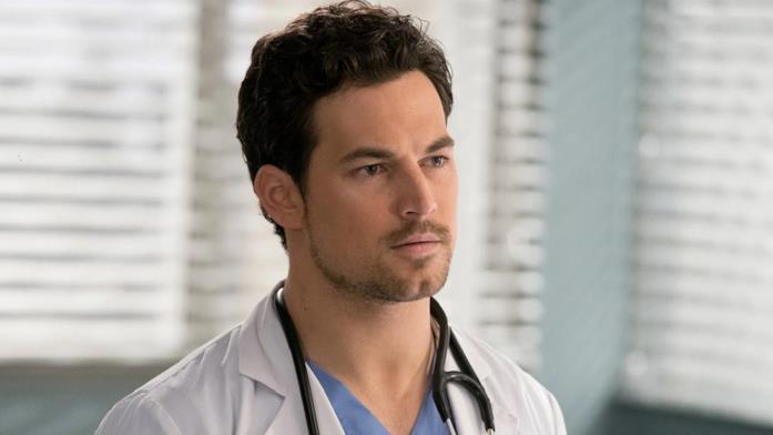 Giacomo Gianniotti è Andrew DeLuca Un primo piano di Andrew DeLuca