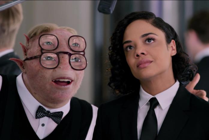 Tessa Thompson e un alieno di MIB: International