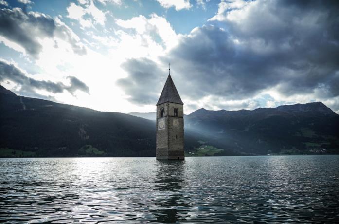 Una delle prime immagini promozionali di Curon, la serie Netflix ambientata in Italia
