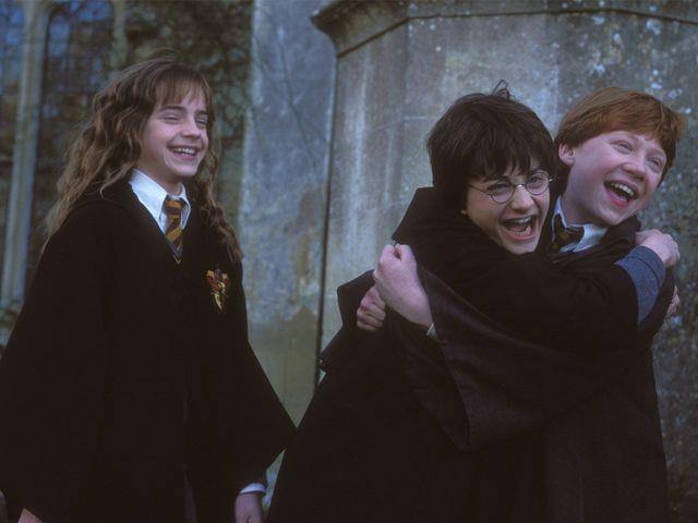 Radcliffe, Watson e Grint in una scena di un film della saga Harry, Ron ed Hermione in una scena di esultanza dei film