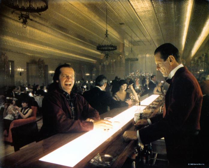 Jack Nicholson in una scena di Shining Jack Nicholson al bar dell'hotel dove è ambientato Shining