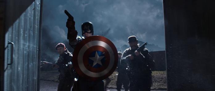 Le leghe alla base dello scudo di Cap sono vibranio e adamantio Cap fa irruzione con altri uomini in una scena del primo Captain America