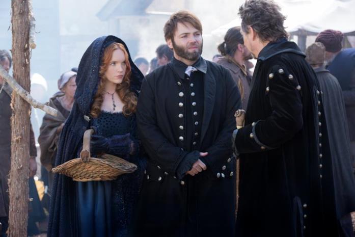 Seth Gabel e Tamzin Merchant interpretano Cotton Mather e Anne Hale Il predicatore Cotton Mather e la strega Anne Hale in compagnia del Magistrato Hathorne