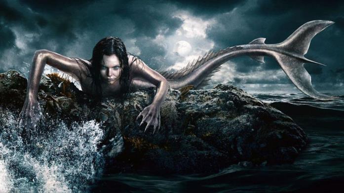 Eline Powell è la sirena Ryn nella serie televisiva Siren Ryn, nella sua forma originale, è appoggiata sopra uno scoglio