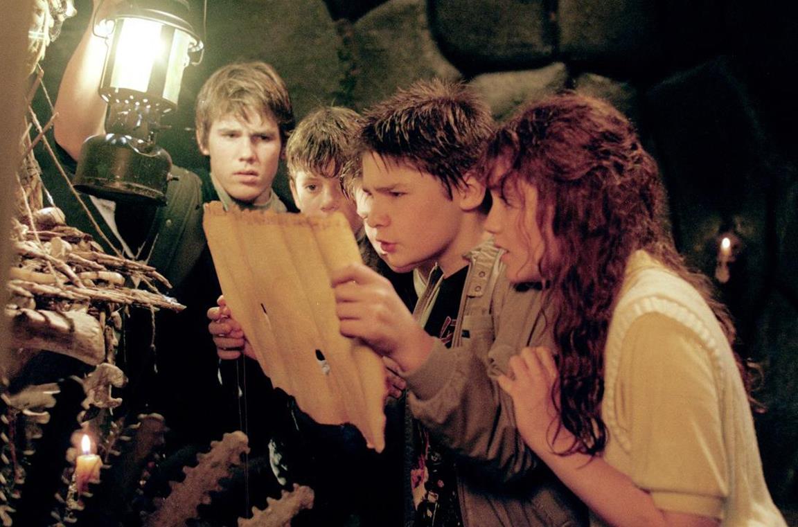 I Goonies consultano la mappa del tesoro rinvenuta